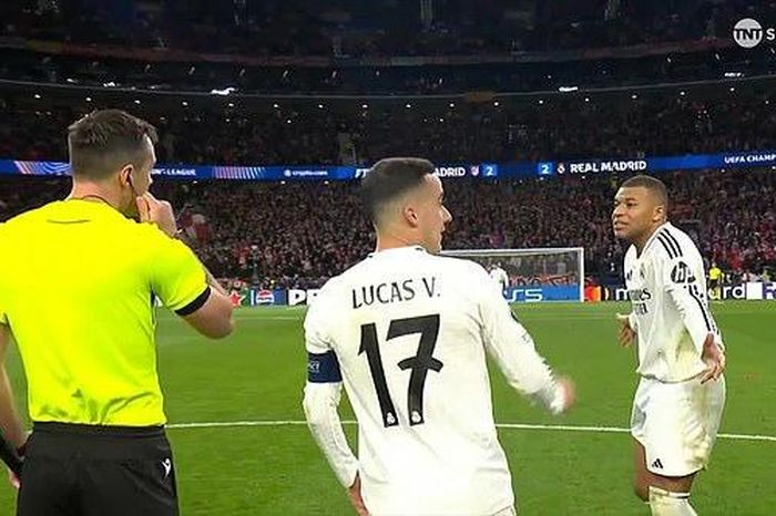 Mbappe mách trọng tài, Alvarez tự nhận lỗi '2 chạm'