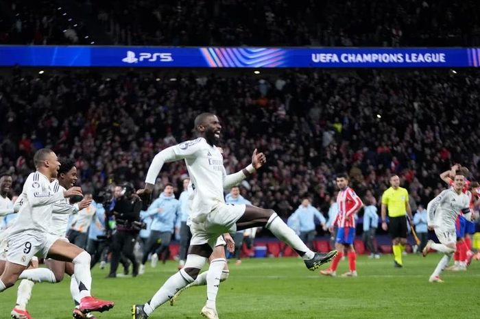 Real Madrid vào tứ kết Champions League sau loạt luân lưu may rủi