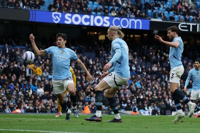Man City rời xa Top 4 Premier League