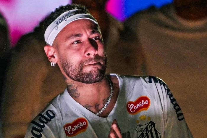 Neymar đau đớn khi bị gạch tên