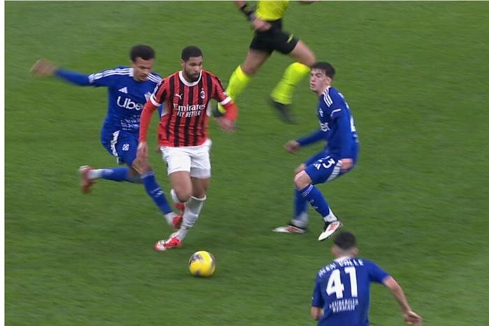 HLV Fabregas chỉ trích Dele Alli