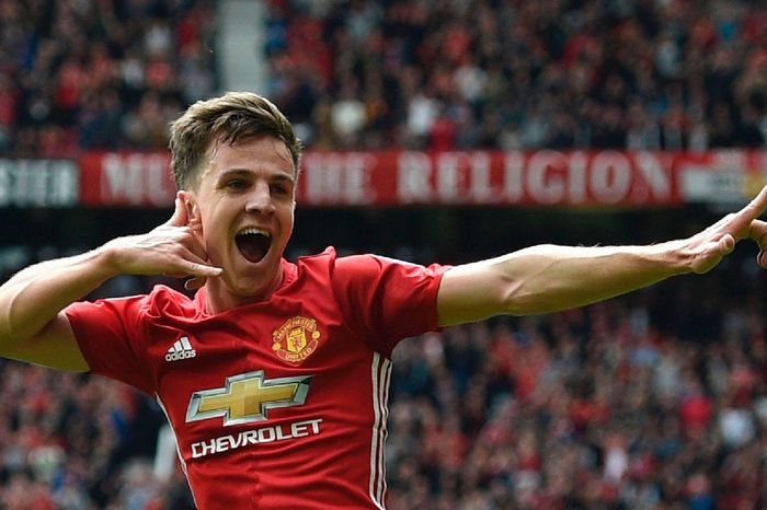Cầu thủ từng khước từ Mourinho ở MU giờ thất nghiệp