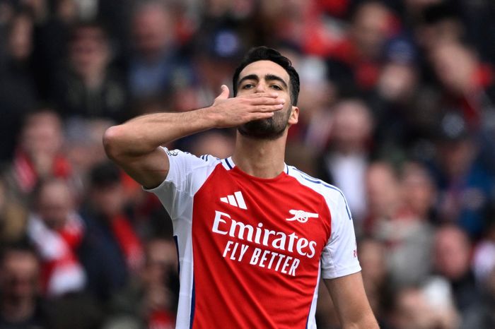 Arsenal đánh bại Chelsea bằng quả phạt góc