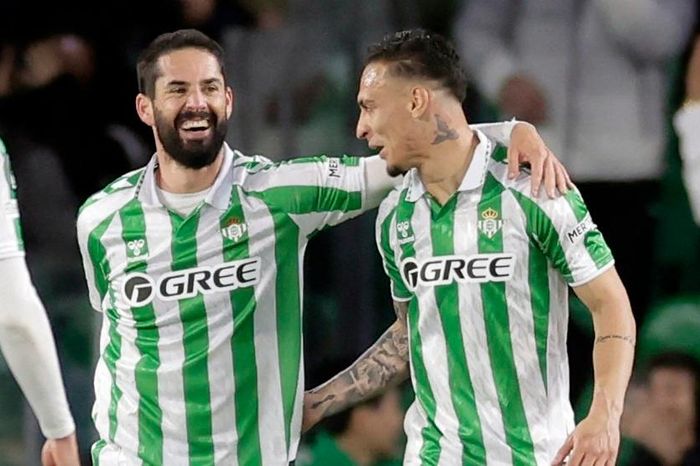 Antony giúp Betis lội ngược dòng ngoạn mục