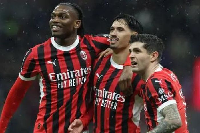 AC Milan ngược dòng thắng Como
