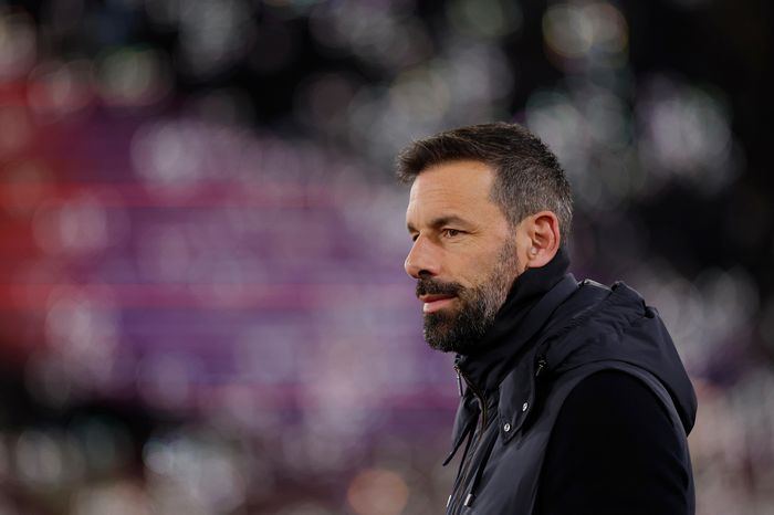 MU đẩy đội của Van Nistelrooy đến bờ vực rớt hạng