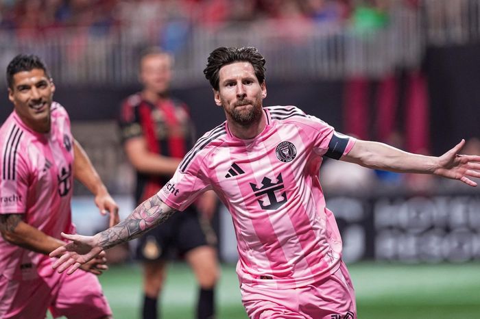 Messi cướp bóng rồi ghi siêu phẩm