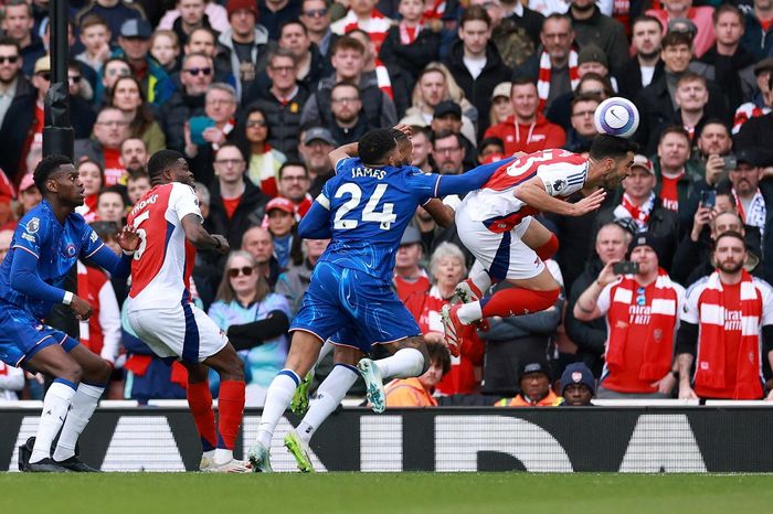 'Ma thuật' phạt góc giúp Arsenal đánh bại Chelsea