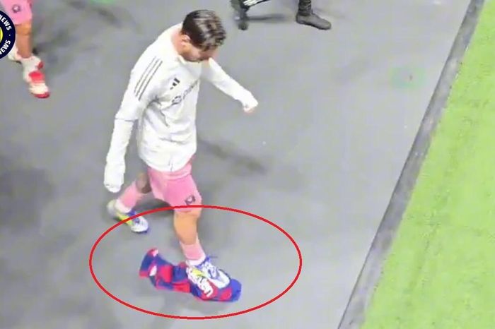 Hình ảnh Messi giẫm lên áo đấu Barcelona