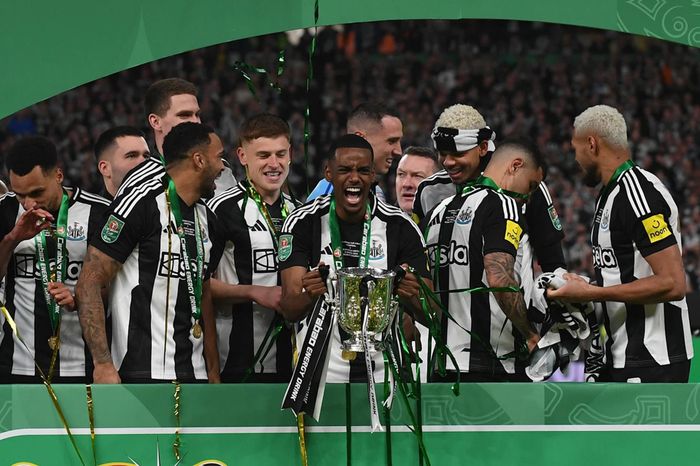 Newcastle giành Cúp liên đoàn Anh sau 70 năm đợi chờ