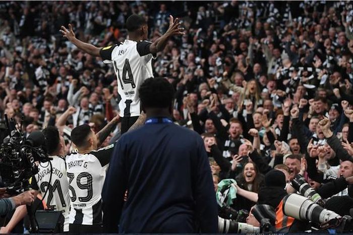Liverpool thành cựu vương League Cup, Newcastle có danh hiệu sau 70 năm