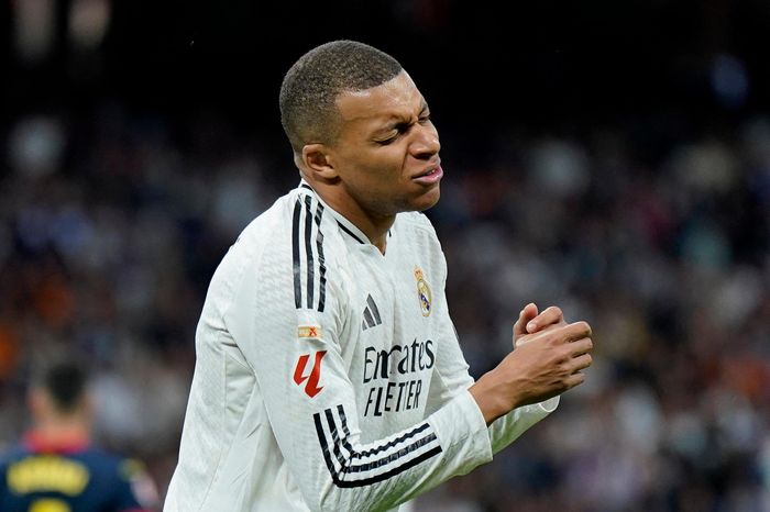 Real Madrid căng não đối mặt 'virus FIFA'