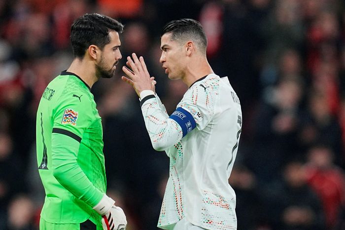 Ronaldo giúp đồng đội cản phạt đền thành công
