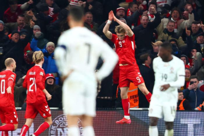 Hojlund ăn mừng tranh cãi trước mặt Ronaldo