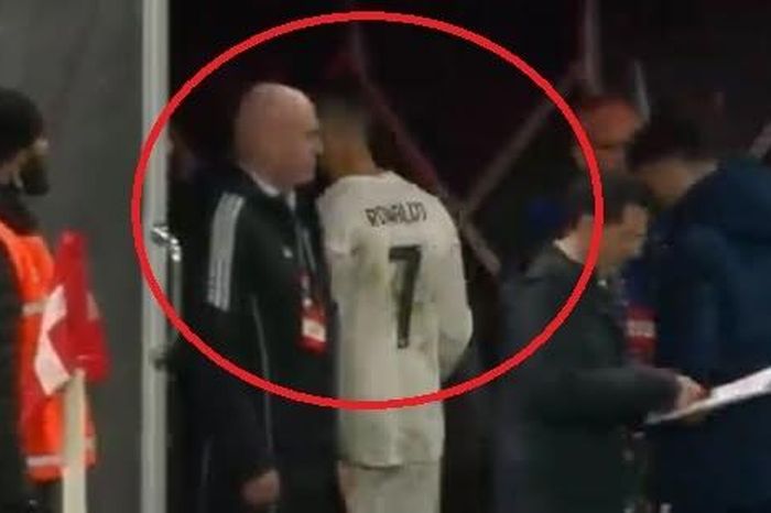 Ronaldo bỏ vào đường hầm