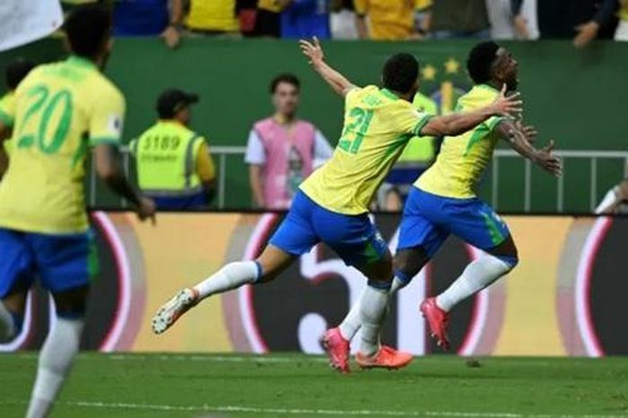 Vinicius lập siêu phẩm, Brazil hạ Colombia kịch tính