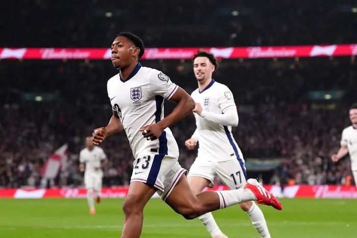 'Thần đồng' Arsenal đi vào lịch sử bóng đá Anh