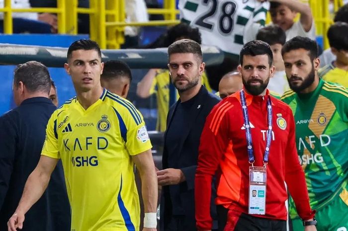Hành động khiến Ronaldo không hài lòng, HLV Al Nassr sắp mất việc