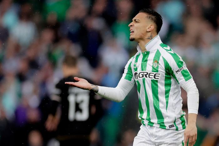 Antony chọc giận CĐV Sevilla