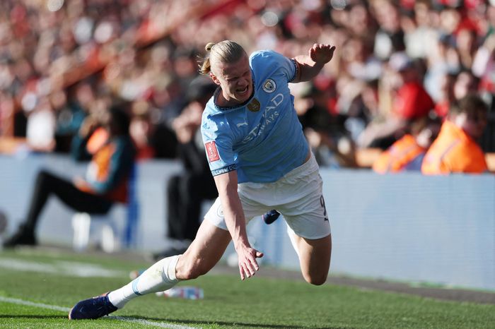 Man City trả giá đắt khi vào bán kết FA Cup