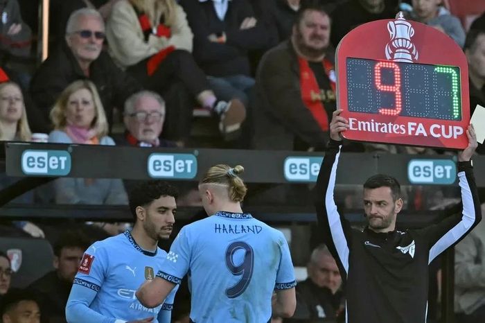 Halaand 'lập công chuộc tội' giúp Man City vào bán kết FA Cup