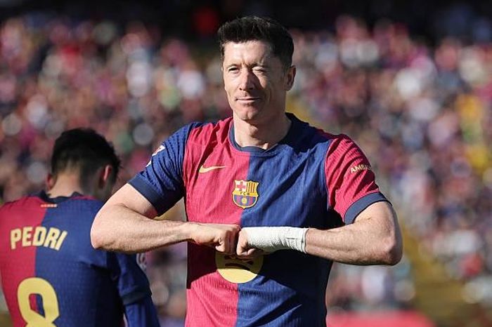 Lewandowski rực sáng, Barcelona đè bẹp Girona để củng cố ngôi đầu