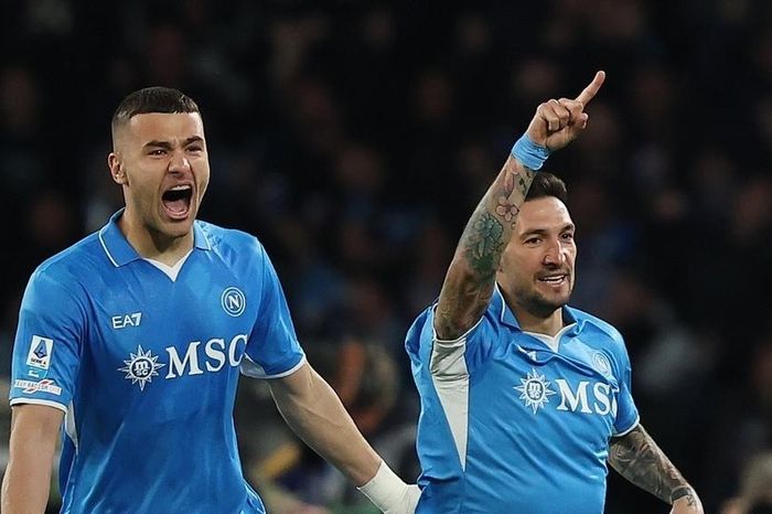 Napoli đẩy AC Milan ngày càng xa top 6