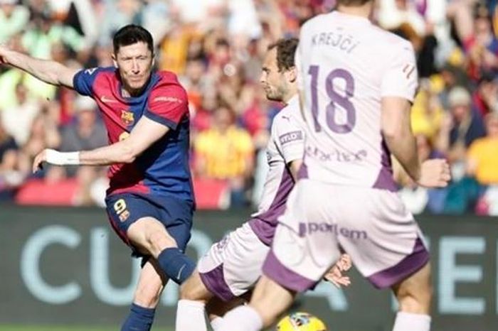 Lewandowski giải cứu Barca bằng cú đúp tuyệt phẩm