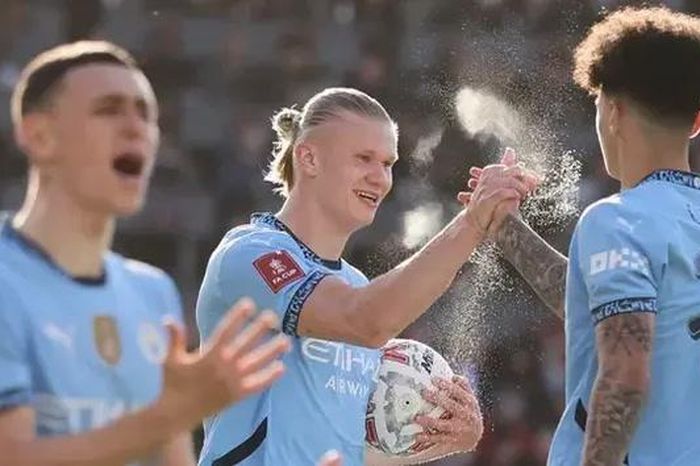 Manchester City ngược dòng vào bán kết FA Cup
