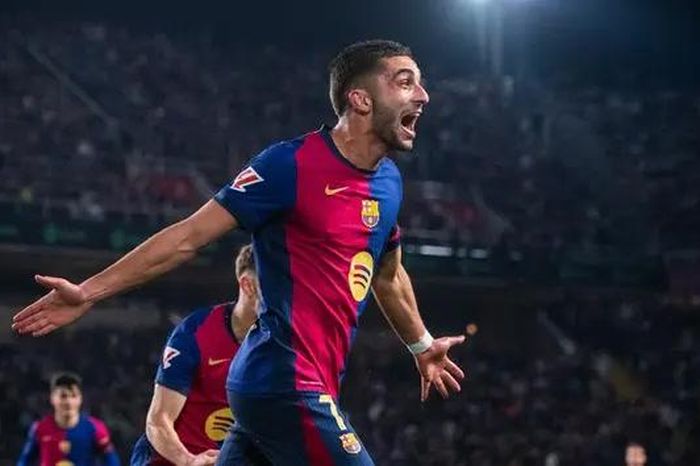 Barcelona duy trì khoảng cách ba điểm với Real Madrid