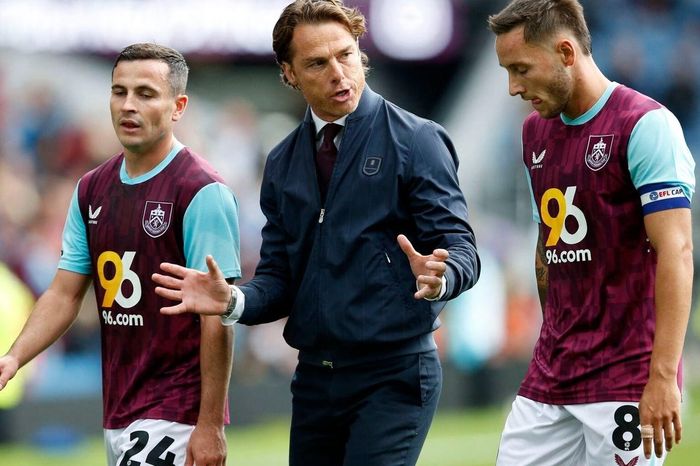 Burnley áp sát kỷ lục 71 năm của bóng đá Anh