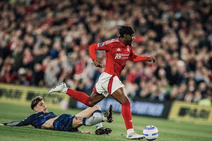 Man United thua sốc vì 'cố nhân', Nottingham Forest thăng hoa Top 4