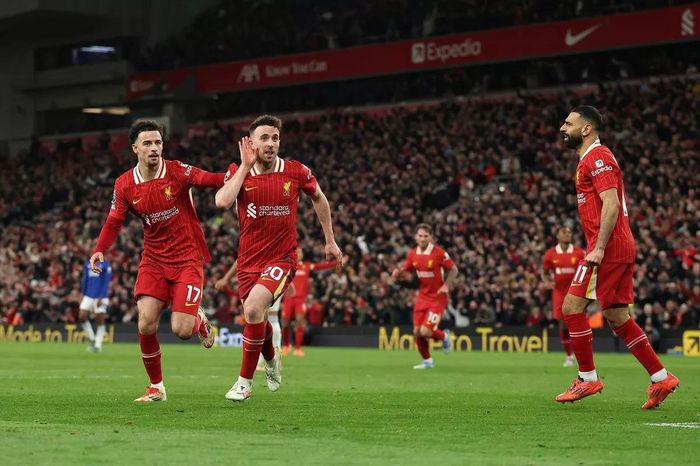 Tranh cãi bàn thắng của Liverpool: Moyes nổi giận, Slot nói đúng luật