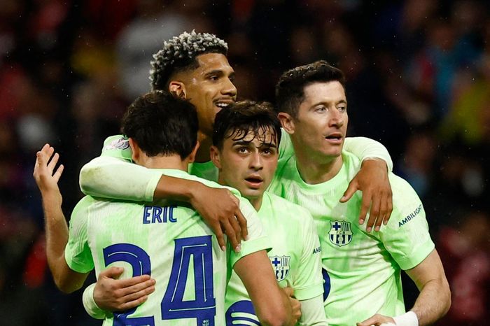 Pedri khiến fan Atletico phải ngả mũ