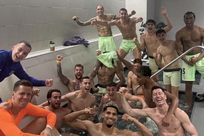 Hình ảnh Barca tắm tập thể