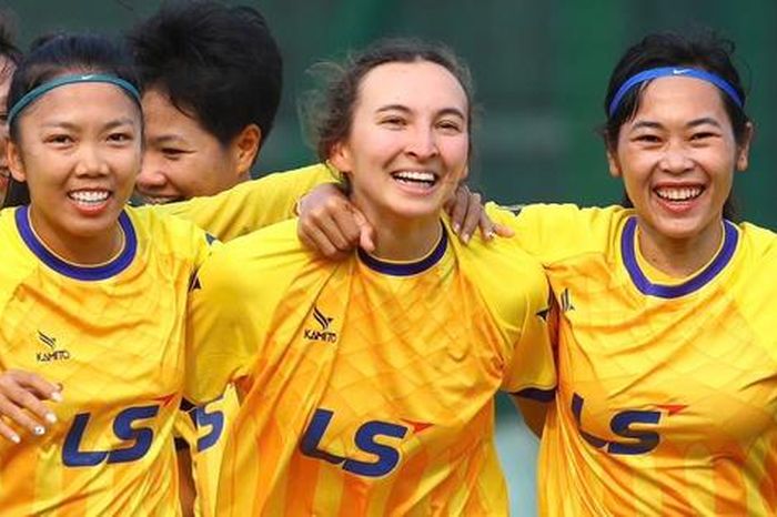 Thắng đậm Than KSVN, Huỳnh Như và đồng đội vào chung kết