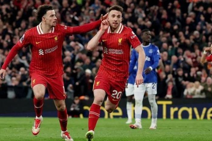 Thắng tối thiểu Everton ở derby Merseyside, Liverpool tiến gần đến ngôi vương