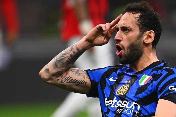 Inter thoát thua AC Milan nhờ siêu phẩm của Calhanoglu