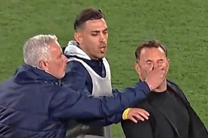Mourinho gây tranh cãi khi có 'hành động lạ' với HLV đối phương