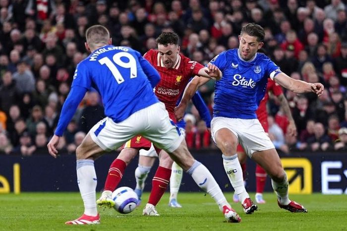 Thắng nhẹ Everton, Liverpool xây chắc ngôi đầu