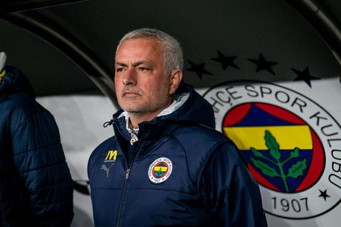 'Người đặc biệt' Jose Mourinho đối diện án phạt nặng vì véo mũi đối thủ