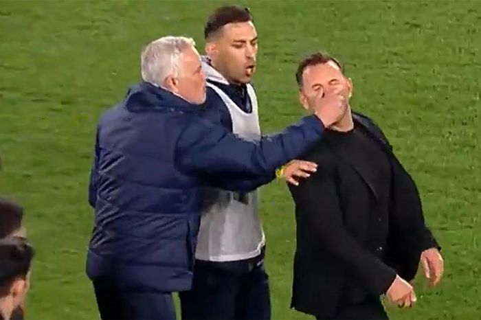 HLV Mourinho véo mũi đối thủ