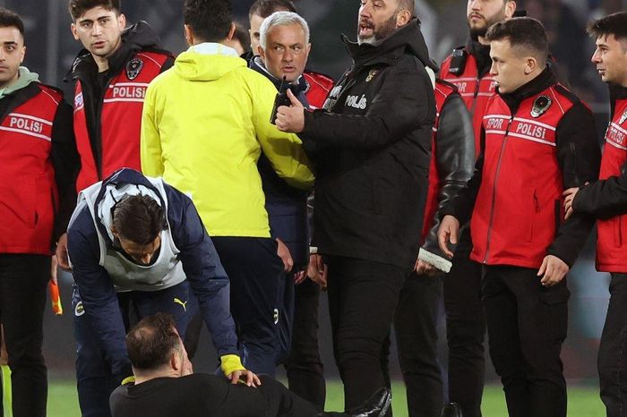 Mourinho có thể bị Fenerbahce trừng phạt vì hành vi không đẳng cấp