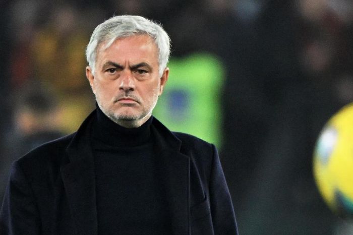 Mourinho đang bị bỏ lại