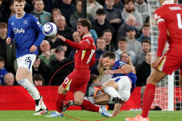 Pha bóng khiến cầu thủ Premier League bị dọa giết