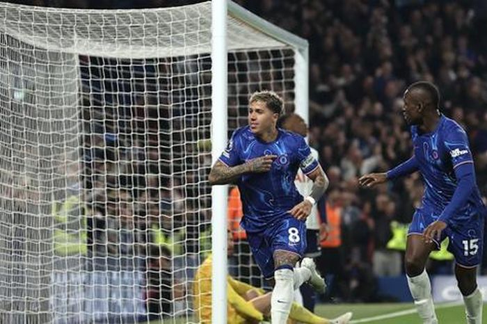 Thắng Tottenham ở derby mưa thẻ, Chelsea trở lại Top 4 Ngoại hạng