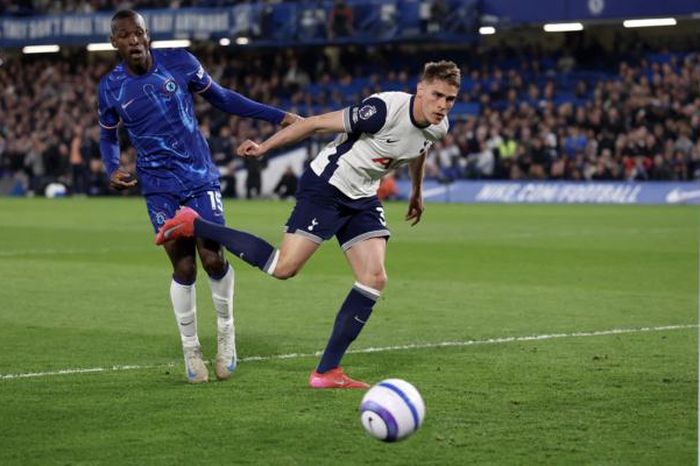 Đánh bại Tottenham, Chelsea vượt Man City trên BXH Ngoại hạng Anh