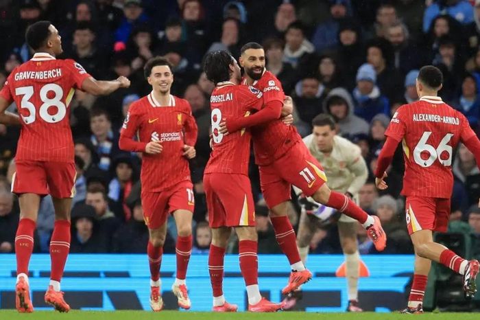 HLV Arne Slot mỉa mai nhận định Liverpool 'chỉ' vô địch Premier League