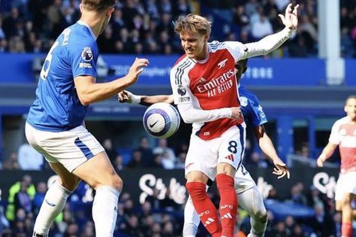 Arsenal bị Everton cầm chân, cạn dần hy vọng đua vô địch