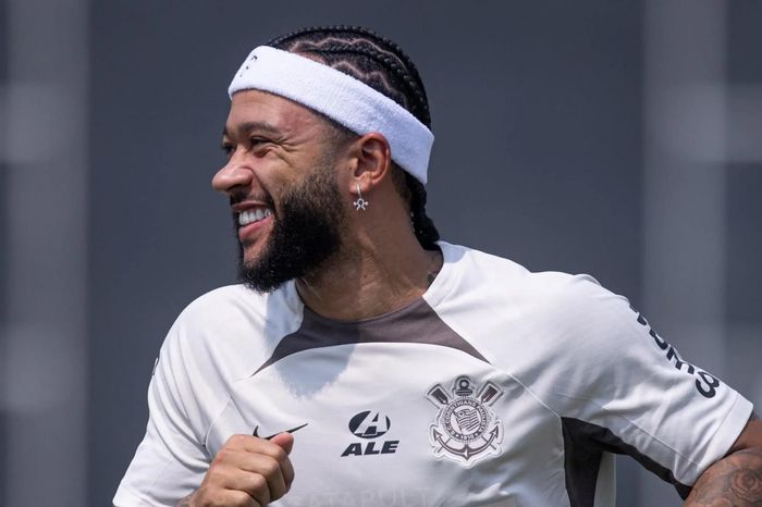 Những pha chạm bóng ma thuật của Depay